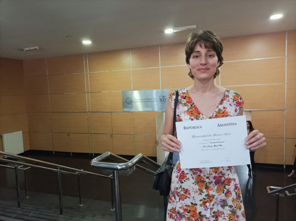 María Paz dos Santos received a distinction from the UBA